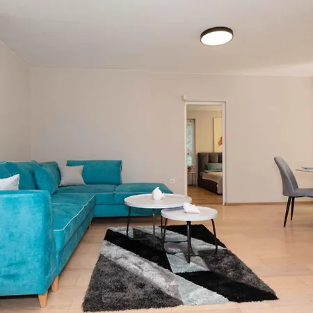 Lifestyle Flora Apartment